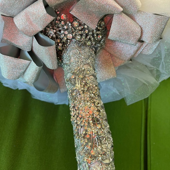 New, Beautiful hand crafted wedding bouquet. White/pearl colored peonies - Picture 6 of 9